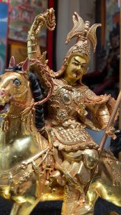 Gesar statue